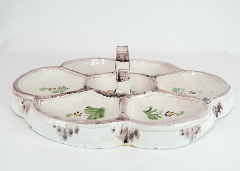 Ceramic cabaret dish decorated with flowers by Axel Brüel from around the 1930s.
5000m2 showroom.