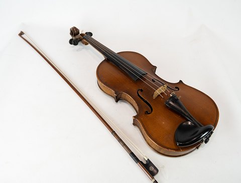 Violin i flot antik stand af mørkt træ fra 1930erne.
5000m2 udstilling.
