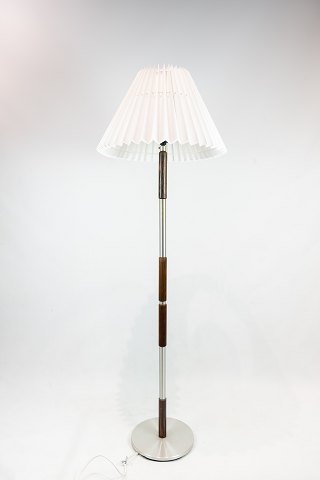 Gulvlampe i metal og palisander af dansk design fra 1960erne.
5000m2 udstilling.