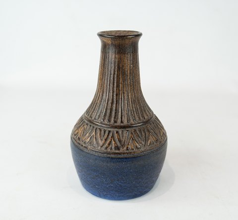 Ceramic vase in dark colours and with unknown signature.
5000m2 showroom.