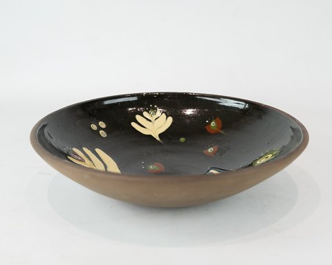 Keramik skål i mørke farver af Ulla Sonne fra 1975.
5000m2 udstilling.