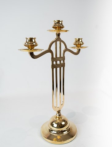 Høj tre armet lysestage i messing, i flot stand og i jugend stil fra 1920erne.
5000m2 udstilling.
