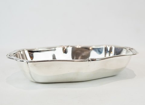 Oblong dish of hallmarked silver.
5000m2 showroom.