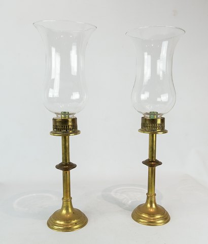 A pair of Hurricane candlesticks of brass and glass from the 1930s.
5000m2 showroom.