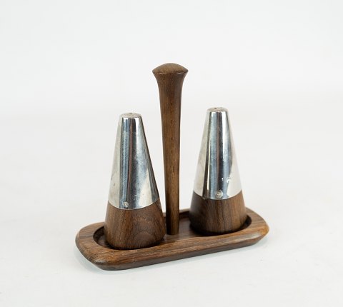 Salt and pepper shaker in rosewood of danish design from the 1960s. 
5000m2 showroom.