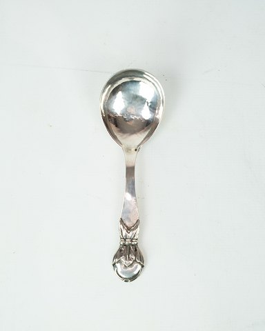 Marmelade spoon of hallmarked silver.
5000m2 showroom.