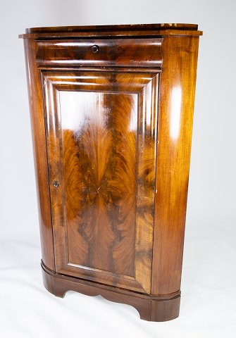 Large antique late empire corner cabinet of mahogany and in great vintage 
condition from the 1840s. 
5000m2 showroom.