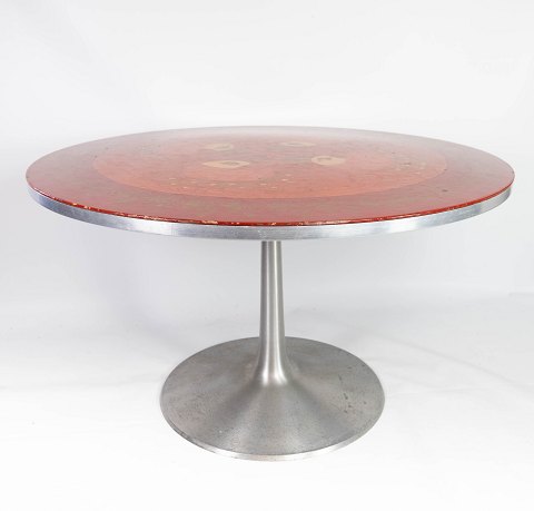 Spisebord af metal i røde farver og dekoreret af Bjørn Wiinblad, i flot brugt 
stand fra 1970erne. 
5000m2 udstilling.
