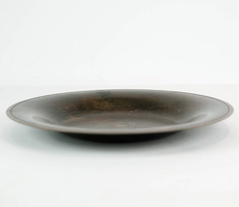 Round dish of bronze and in great vintage condition.
5000m2 showroom.