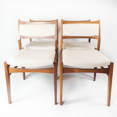 Set of four dining room chairs in teak and upholstered with light fabric, of 
Danish design from the 1960s. 
5000m2 showroom.

