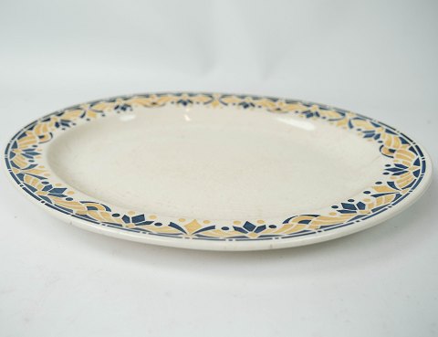Round dish decorated with blue and yellow colours from the 1960s. 
5000m2 showroom.