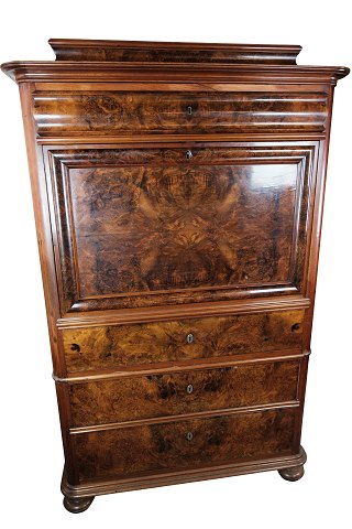 Large bureau of 
polished walnut and mahogany, in great antique condition from the 1850s. 
5000m2 showroom.
