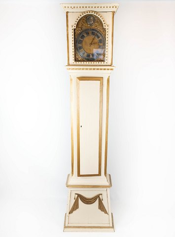 Grandfather clock of white painted wood decorated with gold from the 1820s.
5000m2 showroom.