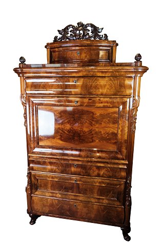 Large cabinet of mahogany decorated with carvings, in great antique condition 
from the 1860s. 
5000m2 showroom.
