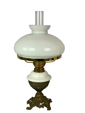 Petroleumslampe af patineret messing med skærm af hvid opal glas fra omkring 1860. 5000m2 udstilling.Flot stand