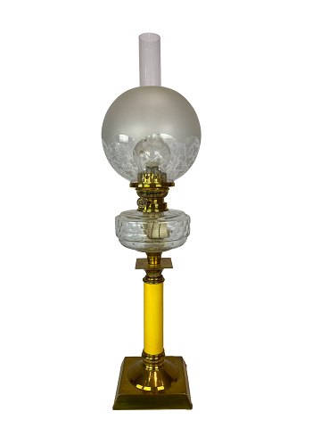 Petroleumslampe af messing med hvid opal skærm og gul glas stamme, fra omkring 1860. 5000m2 udstilling.Flot stand