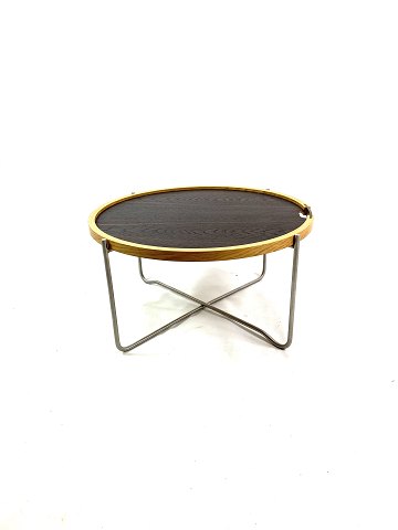 CH417 Tray table from Carl Hansen & Søn, designed by Hans J. Wegner. 5000m2
Excellent condition
