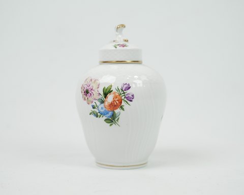 Royal Copenhagen lid jar / bomberier jar in the pattern Saxon flower no. 1684. 
Appears intact and without damage
Dimensions in cm: H: 13.5 Dia: 9
Great condition
