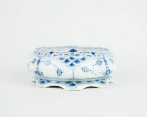 Royal Copenhagen blue fluted full lace small bowl no. 1/1001. 5000m2 exhibition
Great condition
