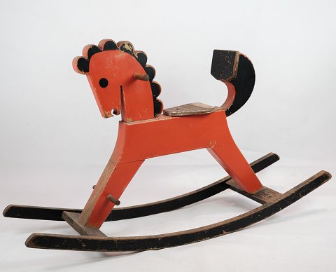 A rocking horse with original paint from around the 1940s with patina. In very 
good used condition.
Dimensions in cm: H: 60 W: 102 D: 30 SH: 38
Great condition
