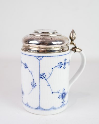 Lågkrus Med Baroklåg - Model 1/2023 - Porcelæn & Sølv - Musselmalet Riflet - 
Royal Copenhagen
Flot stand
