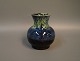 Keramik vase med mørkeblå og grøn glasur fra 1960erne af en ukendt keramiker.
5000m2 udstilling.