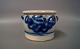 Lille grå keramik krukke med blåt mønster.
5000m2 udstilling.