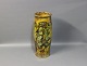 Stor keramik  Danico gulvvase i gul glasur med flot mønster. Vasen er i fin 
stand. 
5000m2 udstilling.