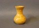 Lille keramik kande i gul glasur.
5000m2 udstilling.