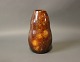Keramik vase i brune farver og med glimmer i glasuren af ukendt kunster.
5000m2 udstilling.
