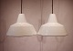 Et par hvide værkstedslamper designet af Louis Poulsen fra 1970erne.
5000m2 showroom.