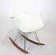 RAR gyngestol i hvid designet af Charles & Ray Eames og fremstillet af Vitra i 
2016.
5000m2 udstilling.
