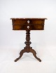 Piedestalbord af håndpoleret mahogni dekoreret med perlemor fra år 1860.
5000m2 udstilling.