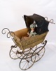 Antique baby carriage, in great vintage condition from the 1920s.
5000m2 showroom.