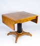 Spisebord med udtræk af poleret birketræ, i flot antik stand fra 1840erne. 
5000m2 udstilling.