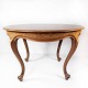 Round dining table of walnut, in great antique condition from the 1860s. 
5000m2 showroom.