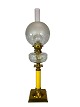Petroleumslampe af messing med hvid opal skærm og gul glas stamme, fra omkring 1860. 5000m2 udstilling.Flot stand