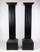 Piedestaler med sort bemaling i louis seize stil fra omkring år 1980