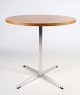 Lille spisebord / sidebord, egetræ, designet af Arne Jacobsen, 1991Flot stand