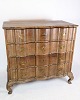 Baroque chest of drawers in oak with brass fittings decorated with wood carvings 
from the period around the 1780s.
Dimensions in cm: H:110 W:115 D:60
Great condition
