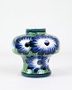 Vase - Model 131/296 - Fajance - Dekoreret Med Blomster - Håndmalet - Aluminia
Flot stand
