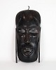 Afrikansk Maske - Håndskåret - Mørkt Træ - Afrika
Flot stand

